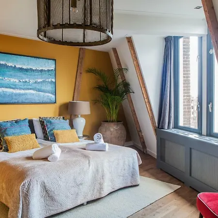 Livia's Hideaway 8: Oud-west Apartment