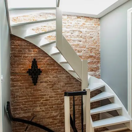 Livia's Hideaway 8: Oud-west Apartment *