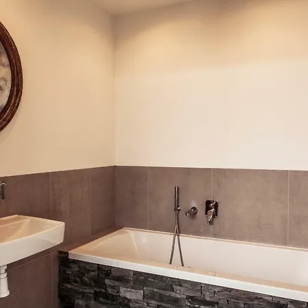 Livia's Hideaway 8: Oud-west Apartment *