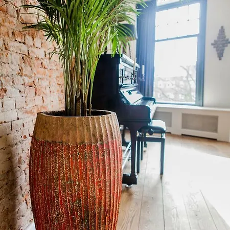 Livia's Hideaway 8: Oud-west Apartment Amsterdam
